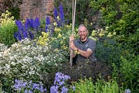 Gordon Baillie, jardinier en chef à Arley Hall, debout dans les parterres de fleurs herbacées.