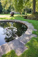 Vue sur l'étang de Lily à la sculpture en bronze dans le jardin privé de David Austin Jnr