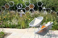Un jardin urbain contemporain conçu pour encourager la faune et les insectes. The Urban Pollinator Garden, RHS Hampton Court Palace Garden Festival, 2019.