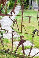 Porte décorative faite à l'aide de vieux outils rouillés, y compris des clés et des clés