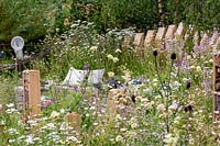 Hôtels à insectes entourés de plantations naturalistes - Springwatch Garden - Hampton Court Flower Show 2019 - designer, Jo Thompson