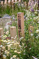 Hôtels à insectes entourés de plantations naturalistes - Springwatch Garden RHS Hampton Court Flower Show, 2019
