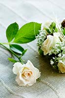 Décorations florales filaires avec roses blanches 'Eskimo' et Gypsophile