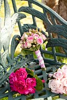 Bouquet de mariage de roses 'mimi eden' placé de banc en métal