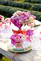 Cadre pour un mariage décoré de roses