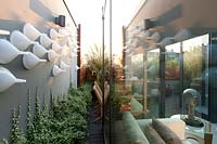 Mur de terrasse décoré d'entonnoirs en plastique réfléchi en verre de véranda
