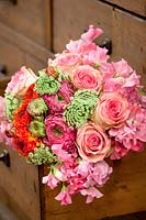 Bouquet de Visnaga daucoides, Renoncules, Petits pois et Roses