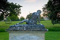 Statue du gladiateur mourant, vue de derrière avec un parc au-delà
