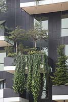 Bosco Verticale - Forêt verticale. Les arbres et les plantes traînantes poussent du balcon du bloc résidentiel.