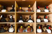 Affichage de paires d'ornements en bois de canard peints et finis sur étagère