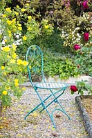 Chaise de jardin repeinte dans jardin italien.