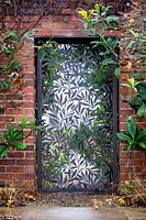 Porte métallique ornée à Cogshall Grange, Cheshire.