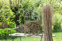 Vue de Salix - Willow - progrès du tissage, chaise tressée réalisée sur table avec des matières premières