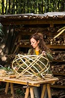Tissage de bandes de bambou à la main pour créer un abat-jour