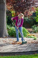 Balayer les feuilles tombées des terrasses en bois avec une brosse au début de l'automne pour éviter qu'elles ne glissent
