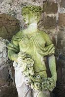 Statue contre les vestiges antiques du 19e siècle