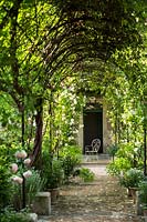 la partie du jardin avec la roseraie: parmi les nombreuses roses on reconnaît Pierre de Ronsard, Madame Alfred Carrière, Gloire de Dijon