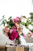 Bouquet de roses 'Reine de Suède', 'Falstaff', 'Sébastien Kneipp' - Rose - et Paeonia officinalis rosea plena et 'Duchesse de Nemours' - Pivoine