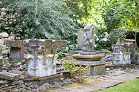 Jardin de la statuaire en pierre brisée et récupérée