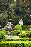 La fontaine figure parmi les haies taillées et façonnées. Villa Tiepolo Passi, Italie