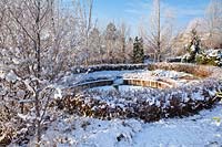 Parterres d'hiver dans la zone engloutie dans la neige d'hiver.