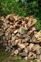 Pile de bûches fendues pour le bois de chauffage - Open Gardens Day, Topcroft, Norfolk