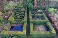 Vue sur Reflecting Pool et Hedge Gardens. Haies et colonnes formelles de Taxus baccata. Veddw House Garden, Monmouthshire, Pays de Galles, Royaume-Uni. Jardin conçu et créé par Anne Wareham et Charles Hawes.