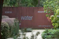 Jardin d'économie d'eau en Australie avec des mots imprimés à la limite