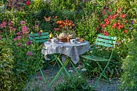 Table de jardin avec thé pour deux chez Driftwood dans le Sussex
