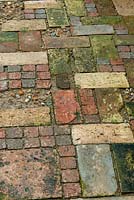 Chemin de jardin rustique fabriqué à partir de briques récupérées, de pavés, de dalles et de silex - Journée des jardins ouverts, Coddenham, Suffolk