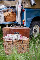Paniers pique-nique et bagages vintage à l'arrière du landrover