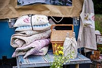 Lot de coussins et couvertures florales vintage à l'arrière du landrover