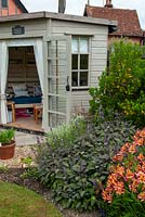 Maison d'été à côté de parterre de fleurs de lavande, de sauge pourpre et d'Alstroemeria aurea 'Été indien', également connu sous le nom de Lilly péruvienne - Journée des jardins ouverts, Woolpit, Suffolk