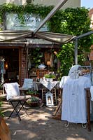 Magasin avec mobilier de jardin vintage et artisanat à l'extérieur en été