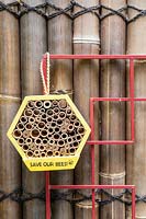 Hôtel à abeilles hexagonal, aux couleurs vives pour attirer les abeilles