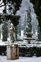 Sculpture couverte de neige avec fontaine et parterre derrière