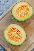 Melon 'Irina' réduit de moitié pour révéler la fraîcheur et les graines à l'intérieur