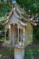 Maison d'oiseaux inspirée d'un temple asiatique sur mesure dans un jardin américain