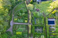 Vue sur les jardins de haies et le parterre d'herbes. Monmouthshire, Pays de Galles, Royaume-Uni. Image prise depuis un drone. Le jardin a été créé depuis 1987 par l'écrivain de jardin Anne Wareham et son mari, le photographe Charles Hawes.