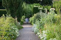 Chemin formel de l'urne décorative dans le jardin blanc. Parc Loseley, Surrey