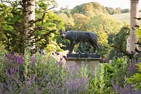 Le loup allaitant Romulus et Remus, un moulage d'une sculpture romaine, sur une terrasse avec vue sur la campagne au-delà