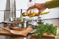 Verser l'huile d'olive dans une casserole