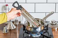 À l'aide d'un thermomètre de cuisson pour vérifier la température de l'huile d'olive
