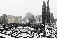 Jardin italien formel couvert de neige