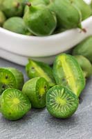 Baies de kiwi - Actinidia arguta - nature morte