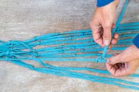 Femme faisant des nœuds en cordon de tissu