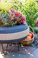 Jardinière de pneus décorée de corde sur patio