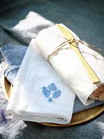 Serviette en tissu avec fleur Bluebell brodée en bleu