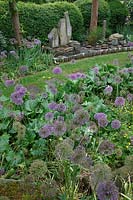 Alliums en face de l'obélisque de pierre au jardin de méditation japonais Pure Land