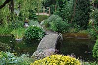 Pont de pierre sur l'étang au jardin de méditation japonais Pure Land